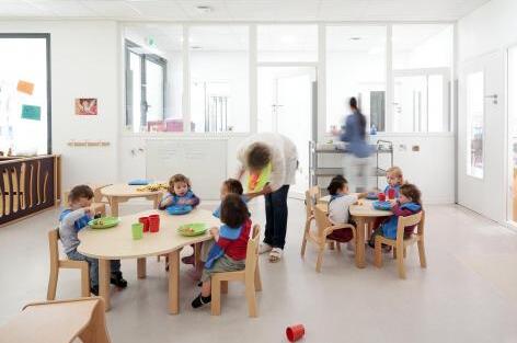 国内幼儿园跟法国幼儿园的区别：法国每个学期都换教师